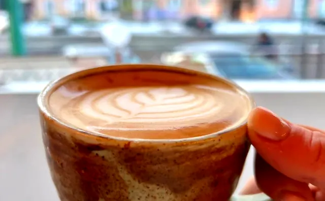Cafea la fereastra, cu strada in fundal, DAVINCI COFFEE Brasov