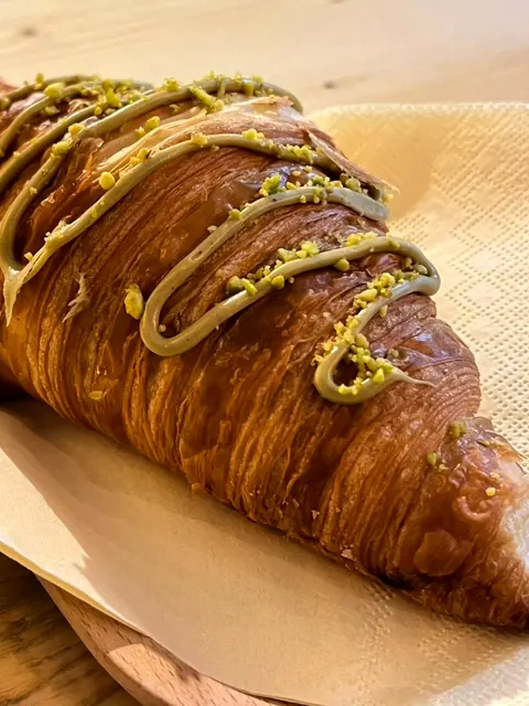 Croissant cu glazura de fistic, DAVINCI COFFEE Brasov