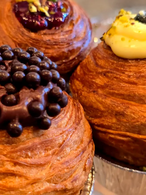 Cruffins cu fistic, ciocolata si fructe de padure, DAVINCI COFFEE Brasov