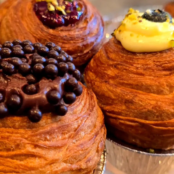 Cruffins cu fistic, ciocolata si fructe de padure