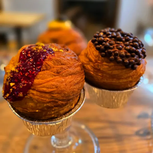 Cruffins pe suport de sticla