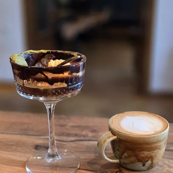 Desert in cupa si cafea