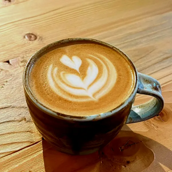 Latte art in cana de ceramica