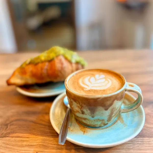 Latte si croissant cu fistic