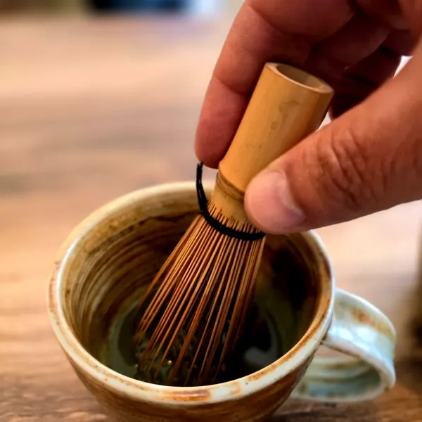 Matcha batut cu telul de bambus
